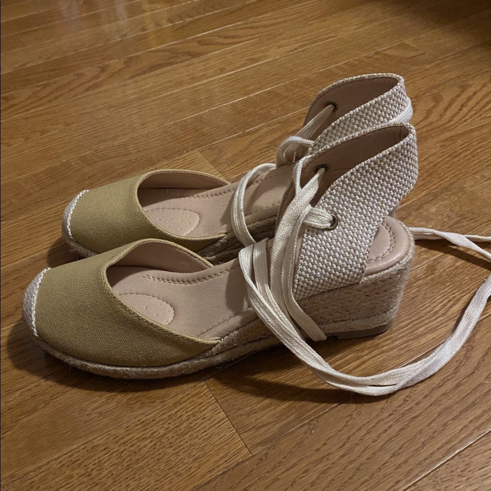Lace up closed toe espadrille shoe